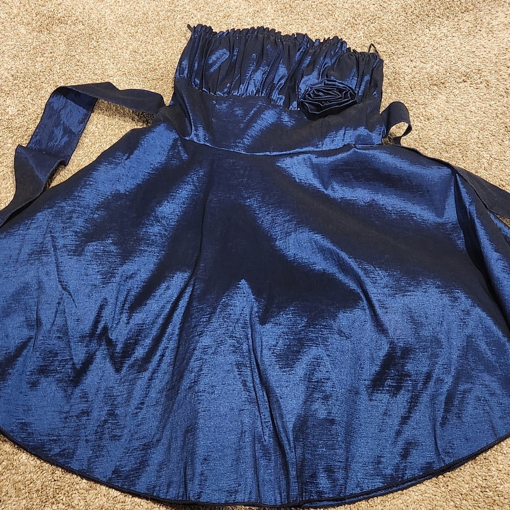 Elegant Blue Strapless Dress with Floral Accent